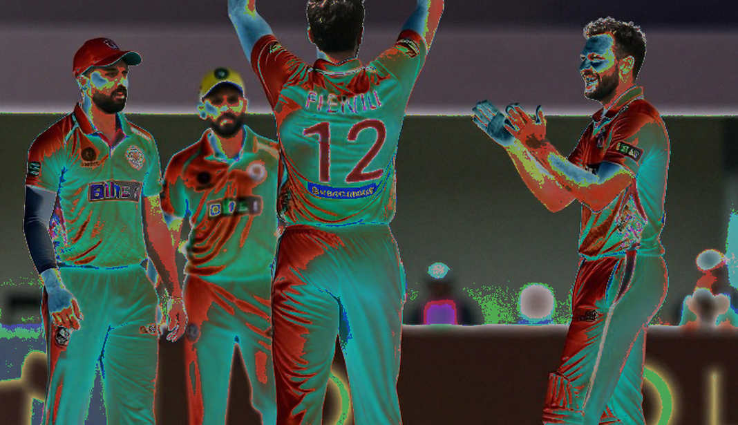 শেষ বলের নাটকে সিডনি সিক্সার্সের চার উইকেটের জয়, ব্রিসবেন হিটের অপরাজয়ের সম্ভাব্য ইতি